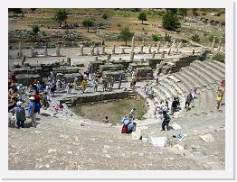 DSCN1770 * Odeon znajduje się w pobliżu agory. Został zbudowany w II wieku przez Vediusa Antoniusa i jego żonę Flawię Papionę. Jest to niewielki teatr mieszczący na widowni 1500 – 2000 osób. Odbywały się w nim koncerty i spotkania rady miasta. Przy schodach pomiędzy siedzeniami w najniżej położonych rzędach zachowały się ozdobne lwie łapy. Badania wskazują, że odeon posiadał drewniane zadaszenie chroniące przed promieniami słońca i opadami deszczu. * 2592 x 1944 * (1.71MB)