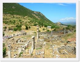 DSCN1772 * Dzięki korzystnemu położeniu geograficznemu (u ujścia rzeki), Efez rozwinął się jako miasto portowe i ośrodek handlowy. W VII wieku p.n.e. miasto zostało zniszczone podczas najazdu Kimmerów. Około 560 p.n.e. Efez został zdobyty przez króla Lidii Krezusa, który je odbudował. W 546 p.n.e., po zwycięstwie Cyrusa Wielkiego przeszedł pod panowanie perskie. W tym czasie w Efezie urodził się i mieszkał filozof Heraklit oraz malarz Parrazjos. Podczas powstania jońskiego Efez nie przyłączył się do zbuntowanych miast, dzięki temu nie został zniszczony. W 334 p.n.e. został zdobyty przez Macedończyków. Po śmierci Aleksandra Wielkiego odziedziczył je Lizymach, który przeniósł je (ok. 2,5 km w kierunku południowo-zachodnim) do doliny pomiędzy wzgórzami Coressus (Bülbür Dağ) a Pion, budując nowy port i mury obronne. Lizymach zmienił też nazwę miasta na Arsineia (nowa nazwa przetrwała do 281 p.n.e.). Nowa lokalizacja miasta związana była z trwającym nieustannie procesem zamulania portu osadami niesionymi przez rzekę (pierwsze próby ratowania portu były podjęte jeszcze przez króla Attalosa II). W 133 p.n.e. po śmierci króla Pergamonu Attalosa III, na mocy pozostawionego testamentu, Efez wraz z całym królestwem pergamońskim, przeszedł pod panowanie imperium rzymskiego. W czasach rzymskich był stolicą prokonsularnej Azji (zachodniej części Azji Mniejszej). Był to kolejny okres rozwoju miasta. Jednak rosnące podatki doprowadziły do powstania przeciwko Rzymianom (w 88 r.) podczas wojny Mitrydatesa VI Eupatora z Rzymem. * 2592 x 1944 * (1.59MB)