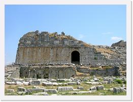 DSCN1291 * Podbity przez Persów, był jednym z organizatorów powstania państw jońskich w 499 p.n.e.. Zdobyty i spalony w 494 p.n.e., odbudowany na planie Hippodamosa z Miletu w 479 p.n.e., odgrywał już mniejszą rolę. Był członkiem Ateńskiego Związku Morskiego. Zburzony ponownie za panowania Aleksandra Macedońskiego, odzyskał dawne znaczenie w czasach rzymskich. Miasto upadło na skutek zamulenia portu. * 2592 x 1944 * (1.39MB)