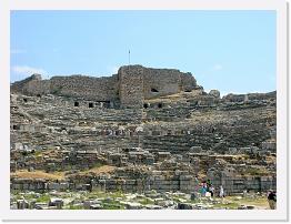 DSCN1292 * Obecnie ruiny Miletu znajdują się we wsi Balat w Turcji. Wykopaliska z 1899-1914 odsłoniły m.in. resztki wielu budowli hellenistycznych i rzymskich: teatru, buleuterionu, gimnazjonu, świątyni, term, dwóch agor i bramy. * 2592 x 1944 * (1.6MB)