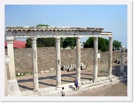 DSCN0806 * Pergamon należał do najpiękniejszych miast hellenistycznych i był wspaniałym przykładem urbanistyki hellenistycznej. Za panowania dynastii Attalidów rozbudowano akropol pergamoński, położony na wzgórzu o wysokości 300 m. Rozplanowanie licznych budowli i siatka ulic nawiązywały do ukształtowania terenu a całość otaczały mury obronne. * 2592 x 1944 * (1.53MB)