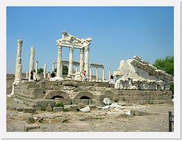 DSCN0821 * Na akropolu znajduje się także częściowo zrekonstruowana świątynia Trajana. Zbudowana została przez Hadriana i poświęcona Zeusowi, Trajanowi oraz Hadrianowi. Jest to jedyna budowla, która przetrwała na wzgórzu z czasów cesarstwa rzymskiego. W dobrym stanie zachowała się podziemna część budowli, która była wykorzystywana jako magazyny jeszcze w średniowieczu. * 2048 x 1536 * (624KB)