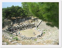DSCN1200 * Centrum miasta z agorą, budowlami publicznymi i świątynią Zeusa usytuowano na drugim tarasie, powyżej znajdowało się sanktuarium Ateny Polias, teatr i górny gimnazjon, na najwyższym tarasie sanktuarium Demeter, na najniższym zaś dolny gimnazjon i stadion. Na północ od miasta wznosiło się wzgórze, które stanowiło akropol. Całość, czyli akropol i dolne miasto, otaczał mur obronny. * 2592 x 1944 * (1.78MB)