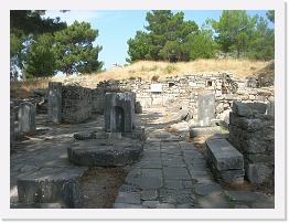 DSCN1205 * Miasto zostało założone przez Ajgyptosa, wnuka Kodrosa. Podzieliło los większości miast jońskich i wpadło pod jarzmo Cyrusa. Za nielojalność i nieposłuszeństwo Persowie wywieźli ludność miasta. W 441 p.n.e. między Samos a Miletem wybuchła wojna o Priene. Kiedy miasto wpadło w ręce Macedończyków, Aleksander Wielki postanowił je przebudować.
Zaprojektowano nowe założenie urbanistyczne oparte na siatce ulic (plan szachownicowy), zlokalizowane na czterech tarasach na stoku wzgórza zwróconego w stronę doliny rzeki. Miasto przecinały ulice równoległe i prostopadłe do siebie, a odległości między nimi określała insula – zespół domu mieszkalnego. Ulice biegnące na osi wschód-zachód znajdowały się mniej więcej na równym poziomie, co umożliwiało ruch kołowy, natomiast na osi północ-południe często przechodziły w schody. * 2592 x 1944 * (1.69MB)