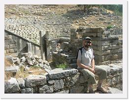 DSCN1215 * Centrum miasta z agorą, budowlami publicznymi i świątynią Zeusa usytuowano na drugim tarasie, powyżej znajdowało się sanktuarium Ateny Polias, teatr i górny gimnazjon, na najwyższym tarasie sanktuarium Demeter, na najniższym zaś dolny gimnazjon i stadion. Na północ od miasta wznosiło się wzgórze, które stanowiło akropol. Całość, czyli akropol i dolne miasto, otaczał mur obronny.
W okresie hellenistycznym Priene liczyło 20 tysięcy wolnych mieszkańców. * 2592 x 1944 * (1.79MB)