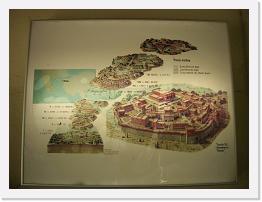 DSCN0624 * Obecnie uważa się, że Troja była miastem usytuowanym na Wzgórzu Hisarlik w dzisiejszej Turcji. Pierwsze badania na tym terenie przeprowadził w latach 1871-1894 niemiecki archeolog-amator Heinrich Schliemann z asystującym mu od 1882 Wilhelmem Dörpfeldem. Odkryli oni na wzgórzu pozostałości 9 miast zakładanych w tym samym miejscu. Późniejsze badania z udziałem Carla Blegena w latach 1932- 1938 przyniosły pierwsze poważne opracowanie naukowe. W 1989 roku pracę na tym terenie rozpoczęła misja Manfreda Korfmanna z Tybingi. Dopiero ta misja rozpoczęła prace nie tylko na cytadeli, ale też w tzw. dolnym mieście, które znajdowało się u jej stóp i miało kilkakrotnie większą powierzchnię. * 2592 x 1944 * (993KB)
