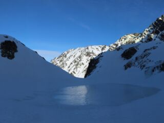 Zamarznięty i błyszczący Zmarzły Staw Zamarznięty i błyszczący Zmarzły Staw